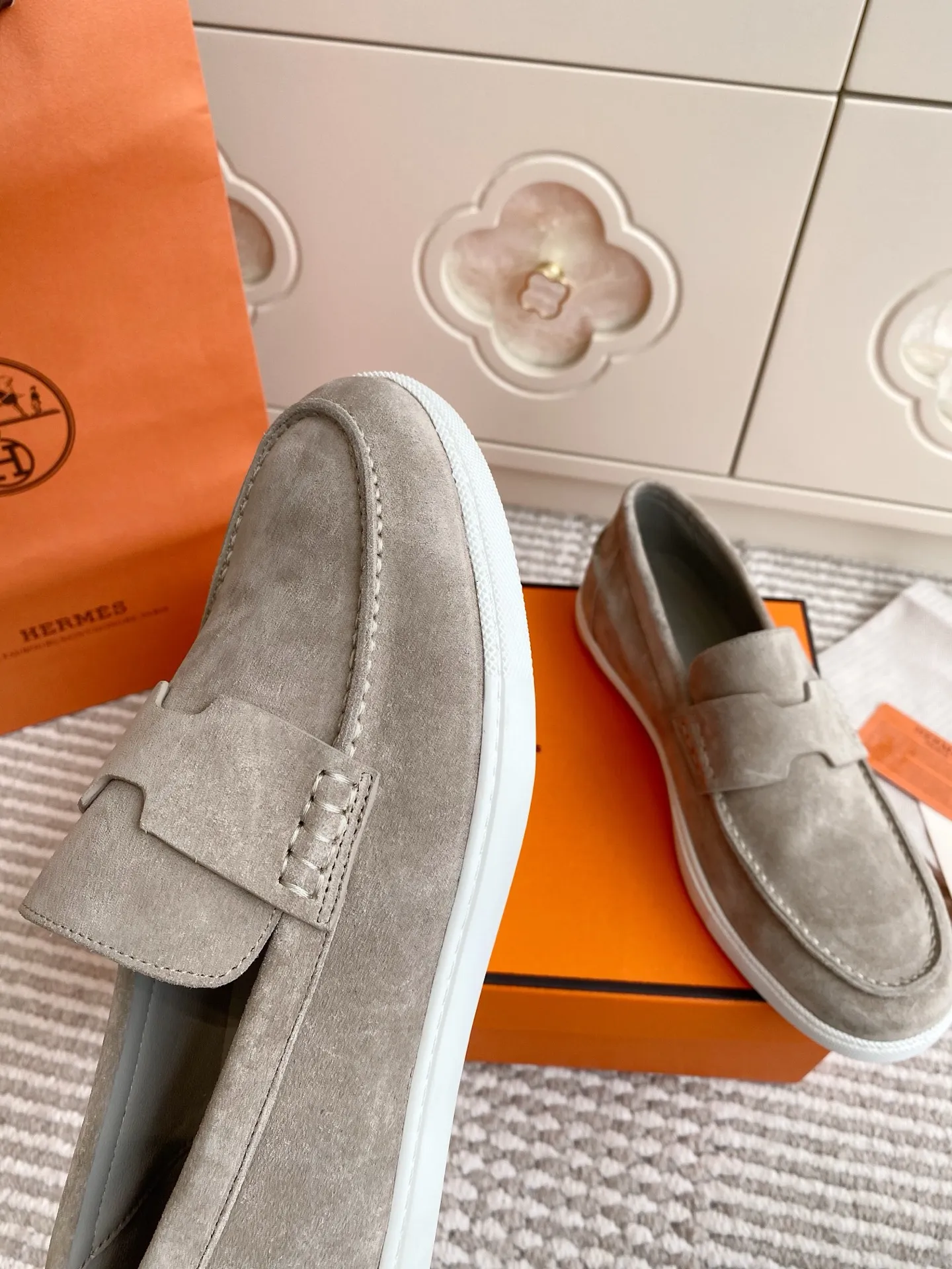 p560✨Hermes Couple Loafers｜Walking in the urban high-end, easily wearing Hermès temperament✨Who says luxury and comfort can’t have both?  This pair of H’s classic loafers really does it!  ▪️"Customized imported Yangjing fabric" is soft and delicate ▪️"Full sheepskin lining" + "soft-soled shoes" design. Your feet will be healed the moment you put them on~ It's like stepping on clouds☁️You won't feel tired after walking all day!  The iconic "H" buckle is low-key and luxurious. It is matched with a rubber outsole. It is lightweight and stylish. Whether you are commuting or shopping, you can easily achieve casual urban style🏙 Can be worn by couples. Full range of sizes, girls 35-41 | boys 39-45. Wear them together when going out. Sweet and high-end💑 Original mold opening. Details are in place. Those who understand will be attracted at a glance ️❤️ #Hermès loafers #coupleshoes #lightweight and versatile shoes